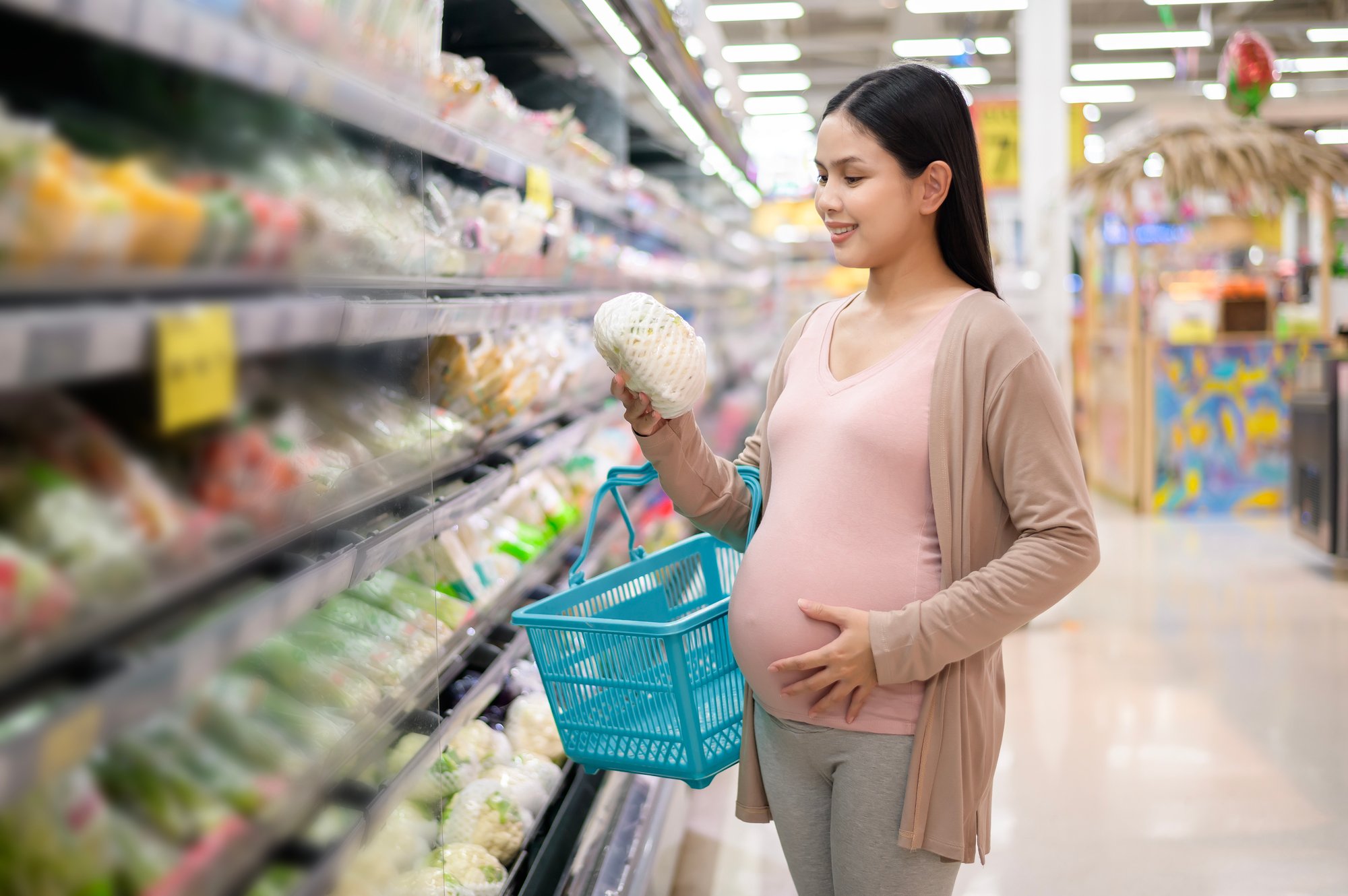 beautiful-pregnant-woman-shopping-healthy-food-grocery-shop